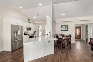 Fridge, microwave, oven, stovetop - Val Vista Lakes Salt Water Pool Gem (Gilbert)