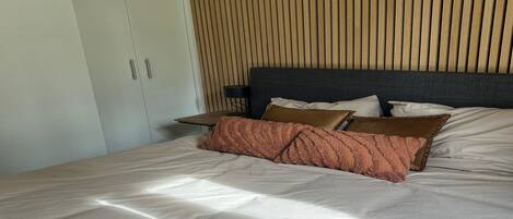 House | 5 bedrooms, bed sheets