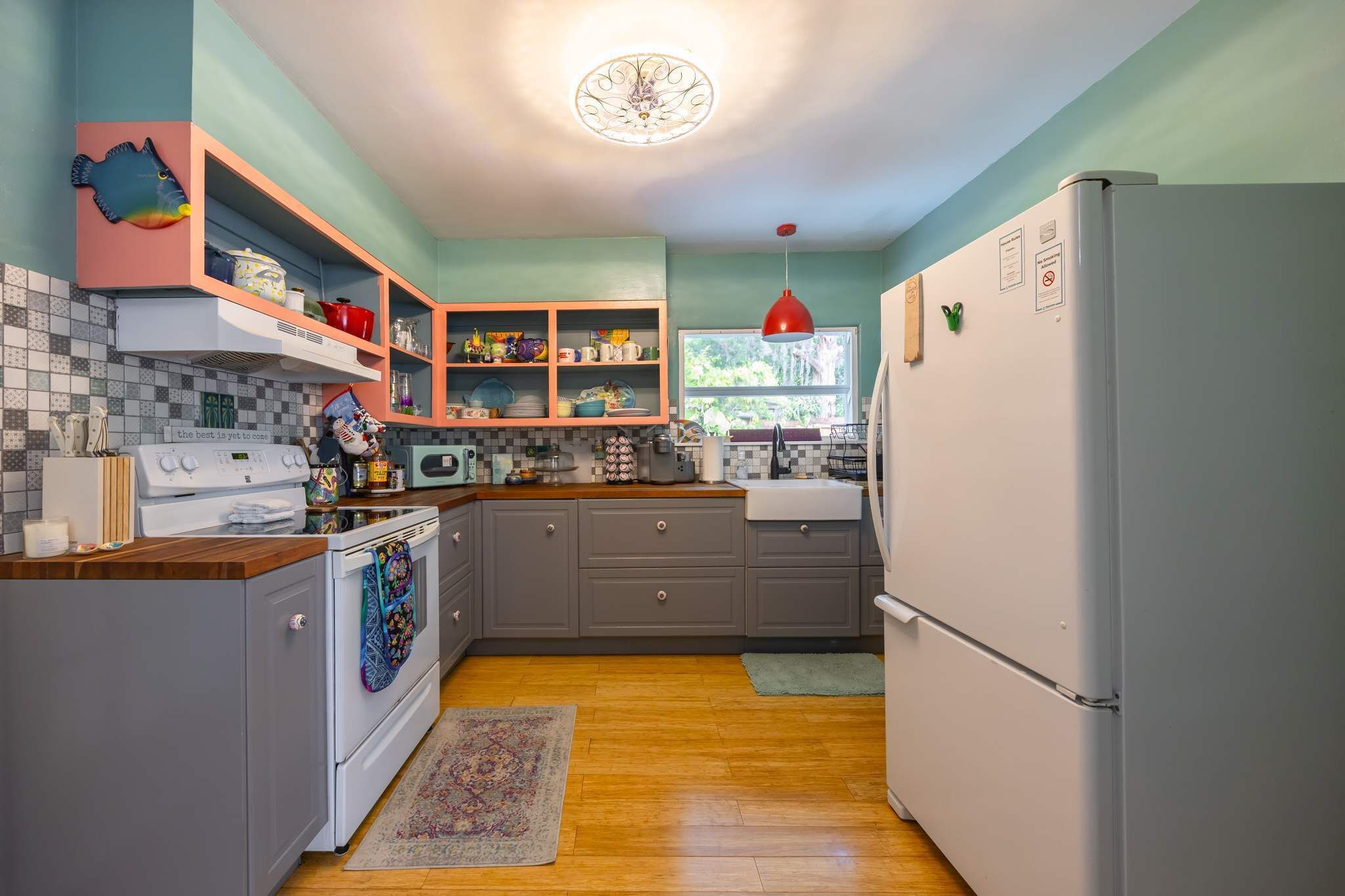 Frigorífico, microondas, horno y placa de cocina