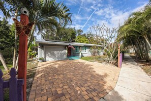 Property grounds - The Purple Picket Bungalow – Whimsical Cocoa Escape (Cocoa)