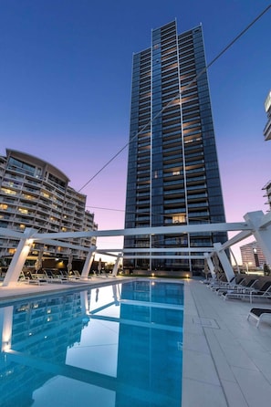 Outdoor pool - Broadbeach Business or Leisure w/ free parking (Broadbeach)