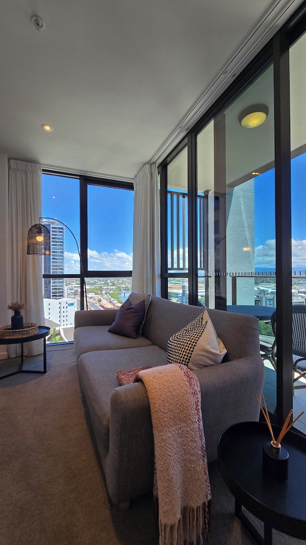 Smart TV, books - Broadbeach Business or Leisure w/ free parking (Broadbeach)