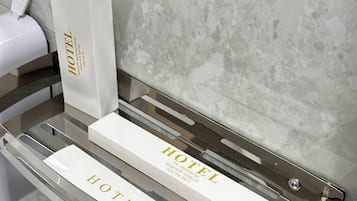 Hårføner, håndklær, såpe og toalettpapir