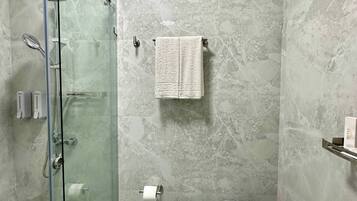 Secador de pelo, toallas, jabón y papel higiénico