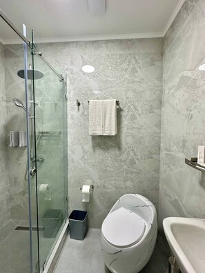 Hårføner, håndklær, såpe og toalettpapir