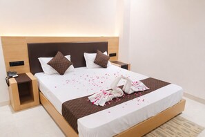 Hypo-allergenic bedding, desk, soundproofing, free WiFi - Varanasi Hotel Rudram Inn  (Varanasi)