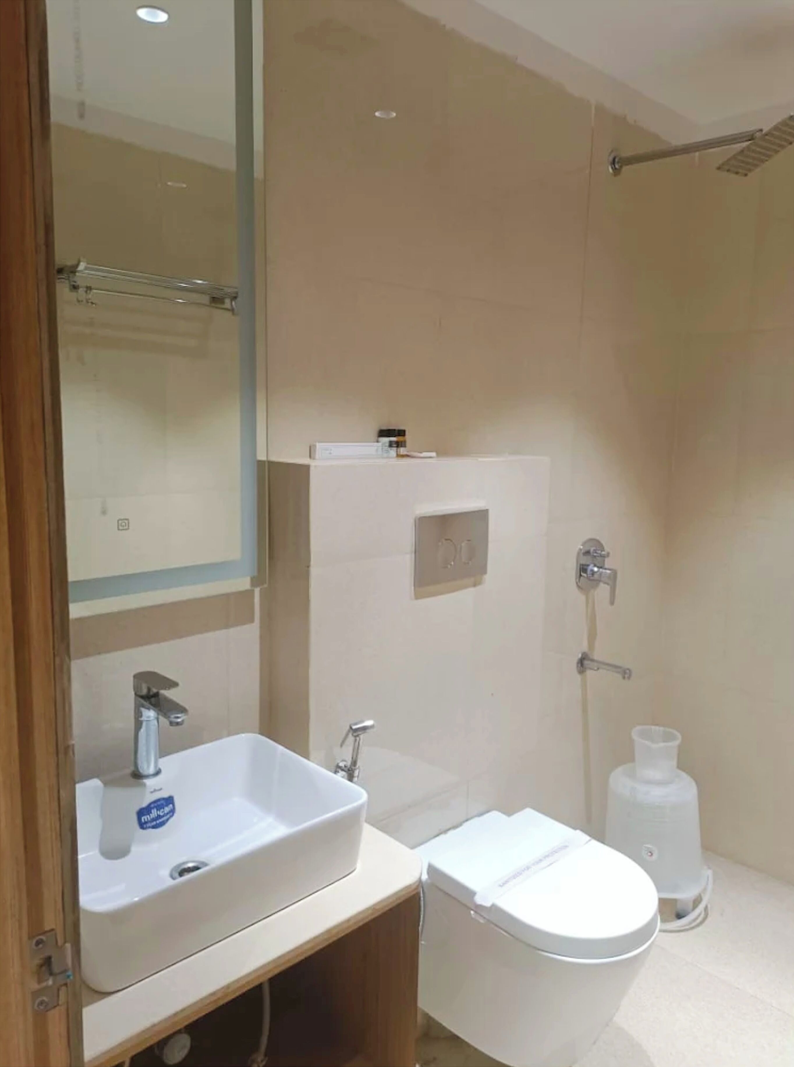 Deluxe Triple Room, Air conditioning | Bathroom | Shower, rainfall showerhead, slippers, towels