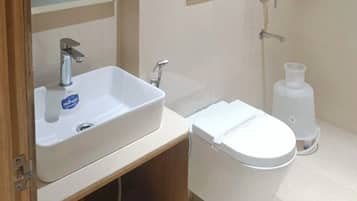 Deluxe Triple Room, Air conditioning | Bathroom | Shower, rainfall showerhead, slippers, towels