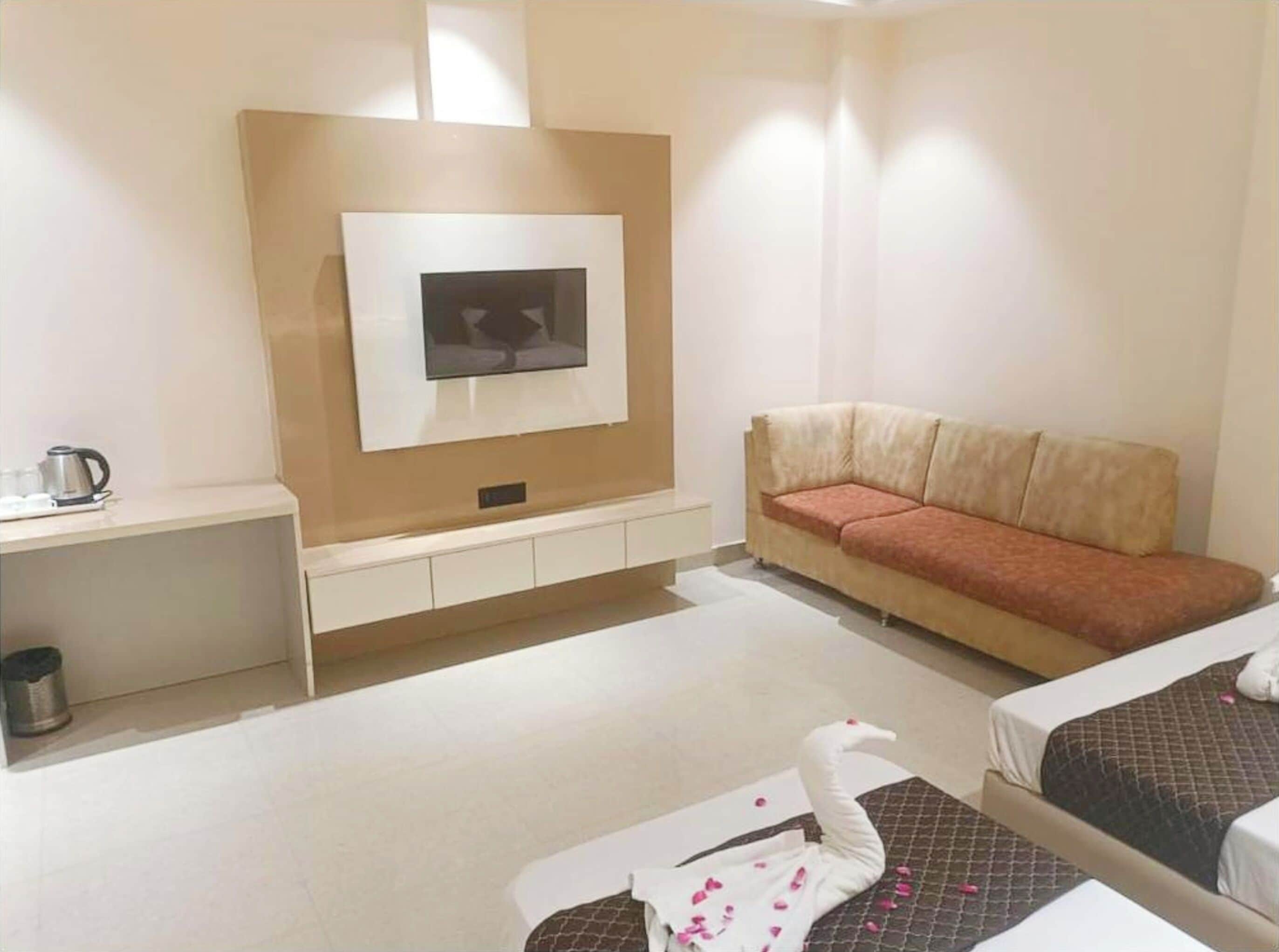 Deluxe Triple Room, Air conditioning | Hypo-allergenic bedding, desk, soundproofing, free WiFi