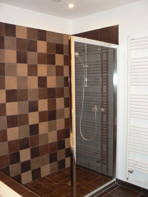 Shower, hair dryer, towels, soap - 150 m from Lake Annecy, Family home (Menthon-Saint-Bernard)