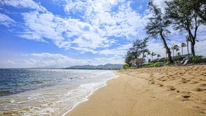 A beach with clear skies and calm waters. - Beautiful OCEAN VIEW with free Parking & Top Floor (Kapaʻa)