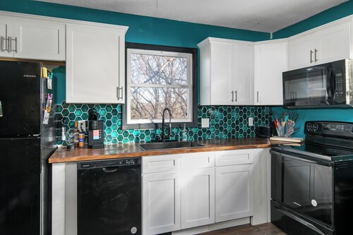 Electric Velvet- 3 bedroom stay near downtown Des Moines