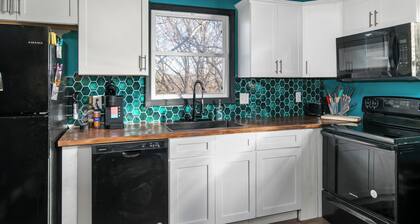 Electric Velvet- 3 bedroom stay near downtown Des Moines