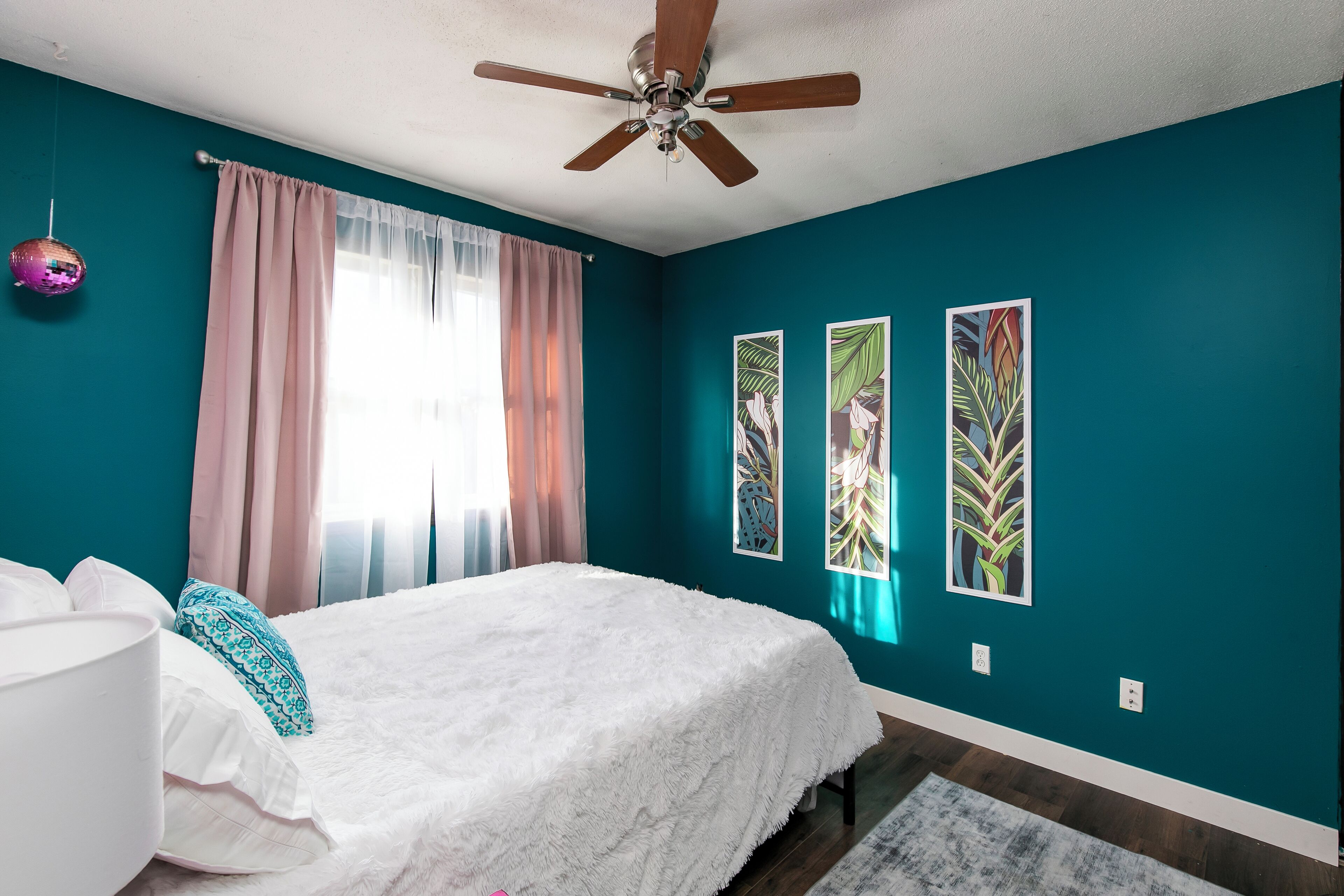 3 bedrooms, iron/ironing board, WiFi, bed sheets