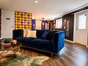Living area - Electric Velvet- 3 bedroom stay near downtown Des Moines (Des Moines)