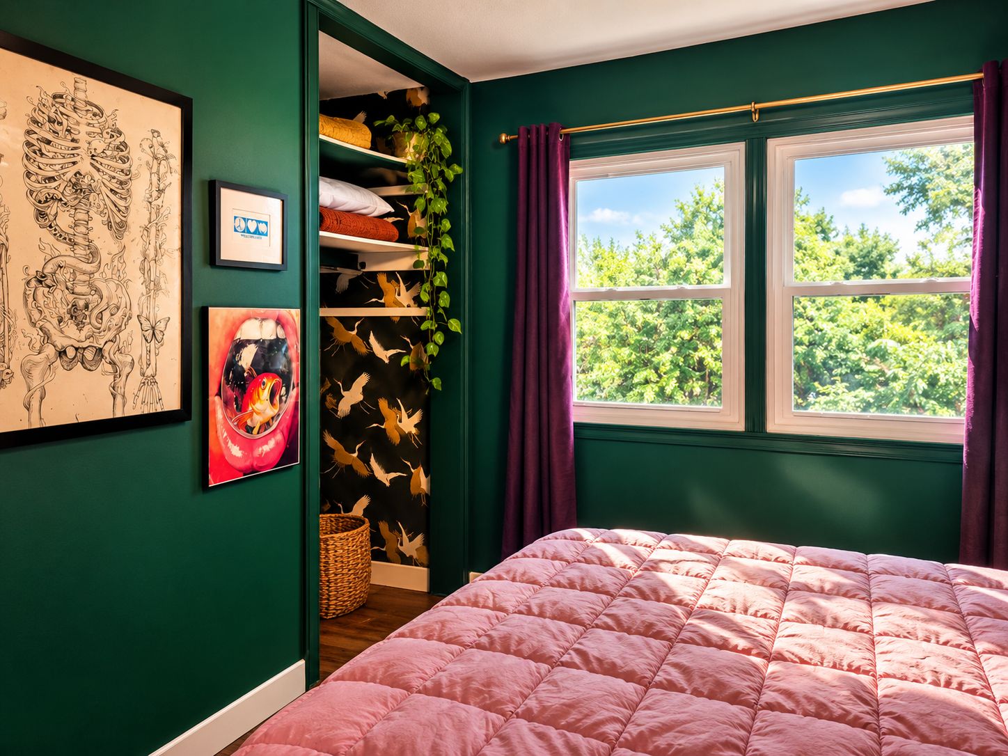 Ein Schlafzimmer mit Bett, Fenster mit Vorhängen und einer grünen Wand mit Kunstwerken.