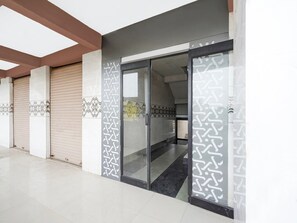 House | Reception - Collection O Chorwad Perial Inn (Maliya)