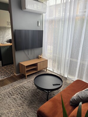 Smart TV - Apartment in beautiful Monee Ponds fullyrenovated,close to everything (Moonee Ponds)
