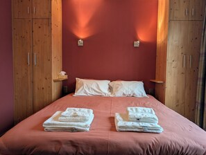 3 Schlafzimmer, Reisekinderbett, kostenloses WLAN, Bettwäsche