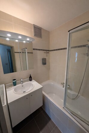 Haartrockner, Seife, Shampoo, Toilettenpapier