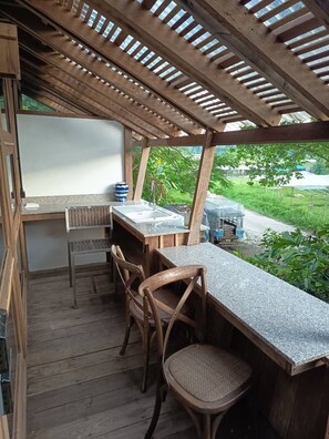Outdoor dining - Private Wooden Pool Villa in Mae Rim for 4-6 Guests (Mae Rim)