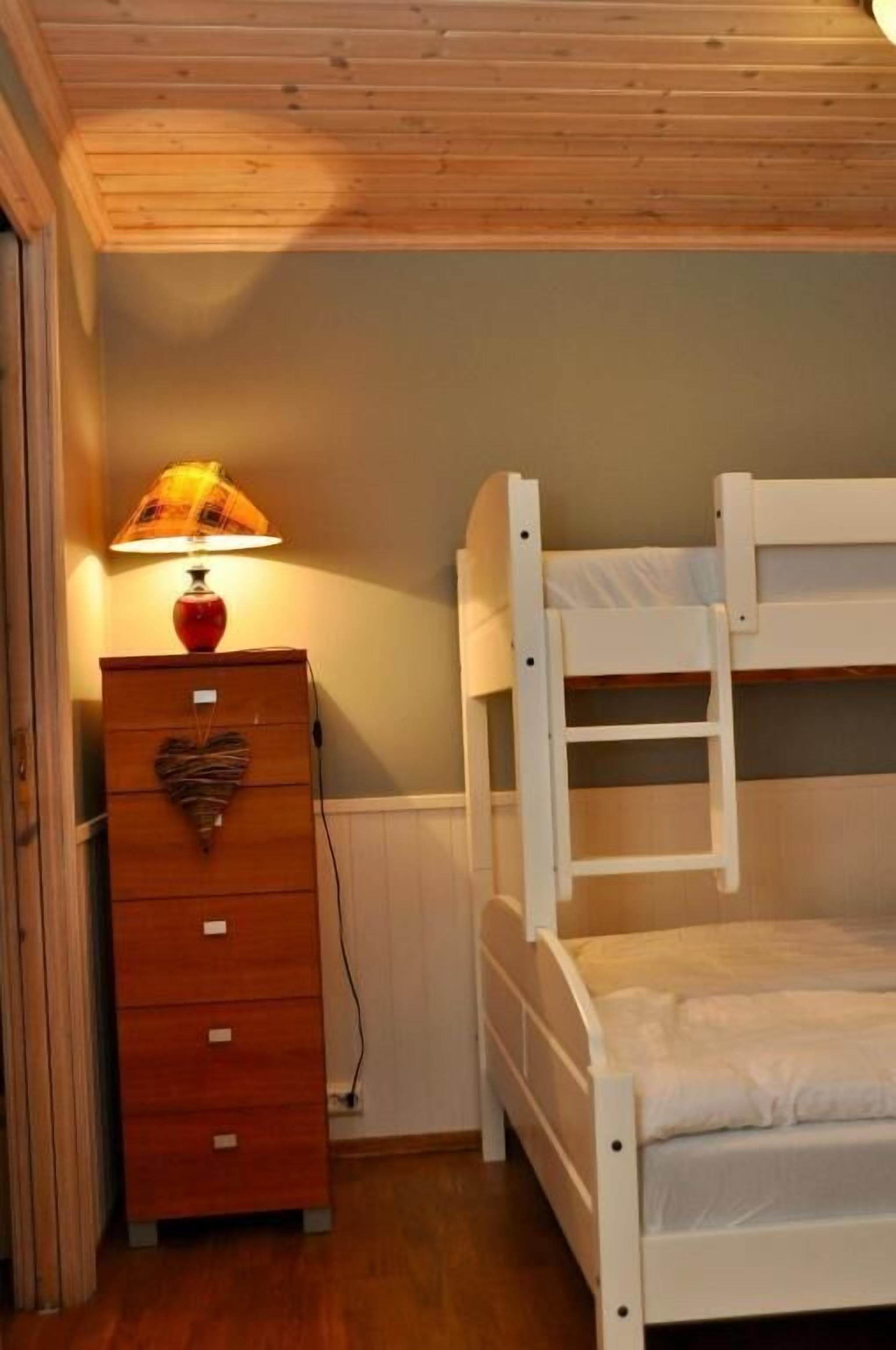 1 bedroom, iron/ironing board, internet, bed sheets