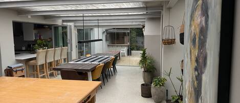 تناول الطعام بالخارج