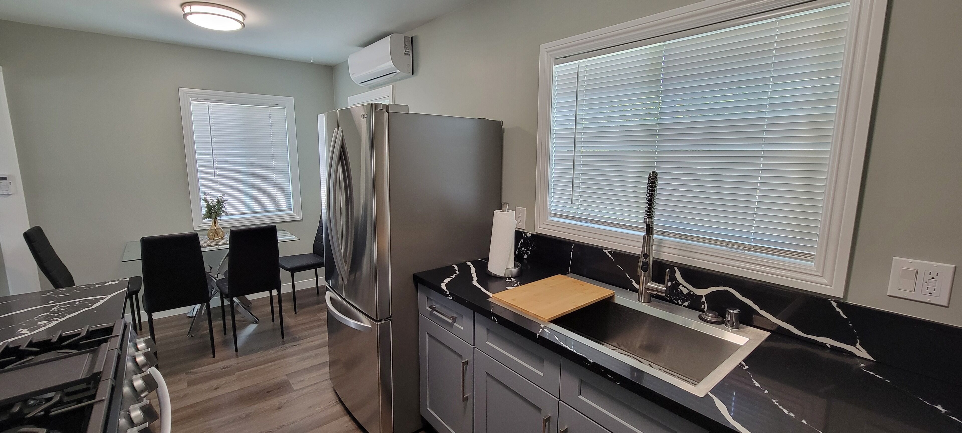 Frigorífico, microondas, horno y placa de cocina