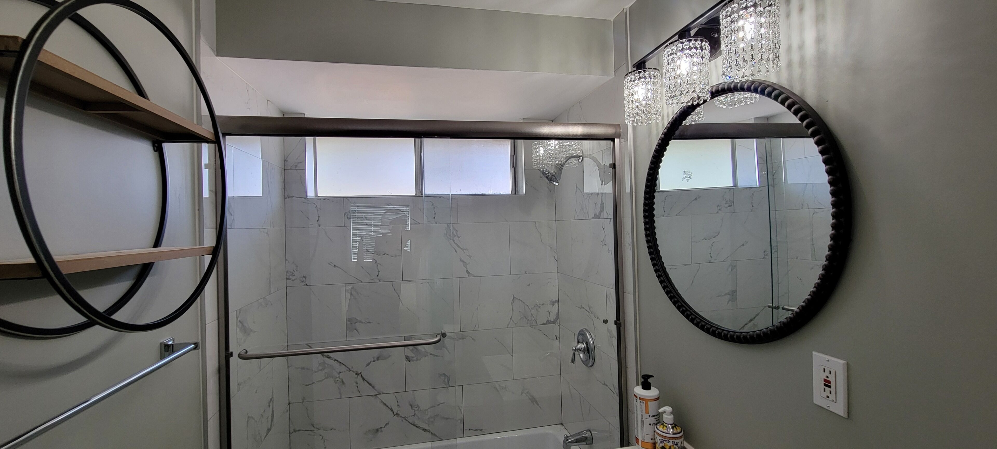 Secadora de cabello, toallas, jabón, shampoo 