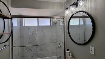 Secadora de cabello, toallas, jabón, shampoo