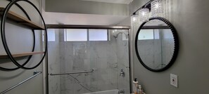 Haartrockner, Handtücher, Seife, Shampoo