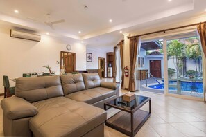TV, video games, stereo - Luxury  3BR pool villa Pratamnak Soi5-50m to beach (Muang Pattaya)