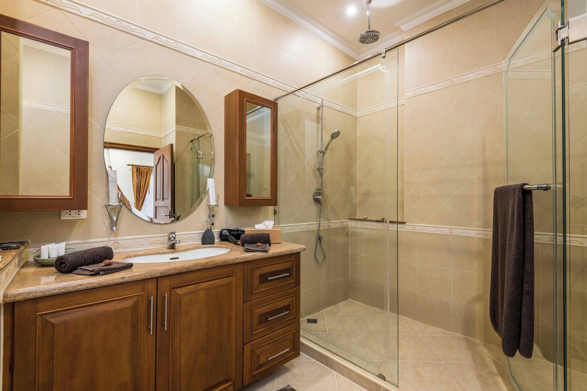 Douche, baignoire à jets, sèche-cheveux, serviettes fournies