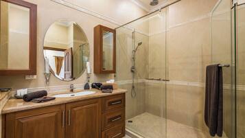 Douche, baignoire Ă jets, sĂšche-cheveux, serviettes fournies