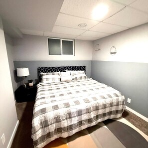 2 bedrooms, iron/ironing board, WiFi, bed sheets - Family-Friendly 2-Bedroom Unit with Full Bathroom, Living Room, TV & Kitchen (Winnipeg)
