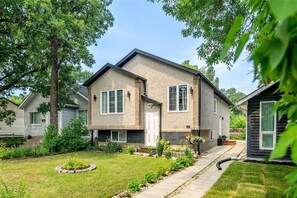 Exterior - Family-Friendly 2-Bedroom Unit with Full Bathroom, Living Room, TV & Kitchen (Winnipeg)