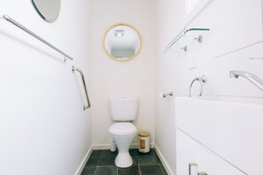Haartrockner, Handtücher, Seife, Toilettenpapier