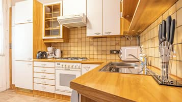 Basic Apartment | Private kitchen | Fridge, oven, stovetop, cookware/dishes/utensils