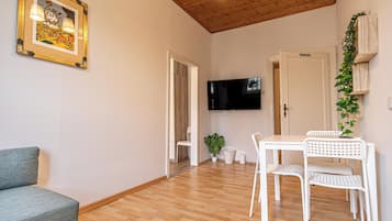 Basic Apartment | Living room