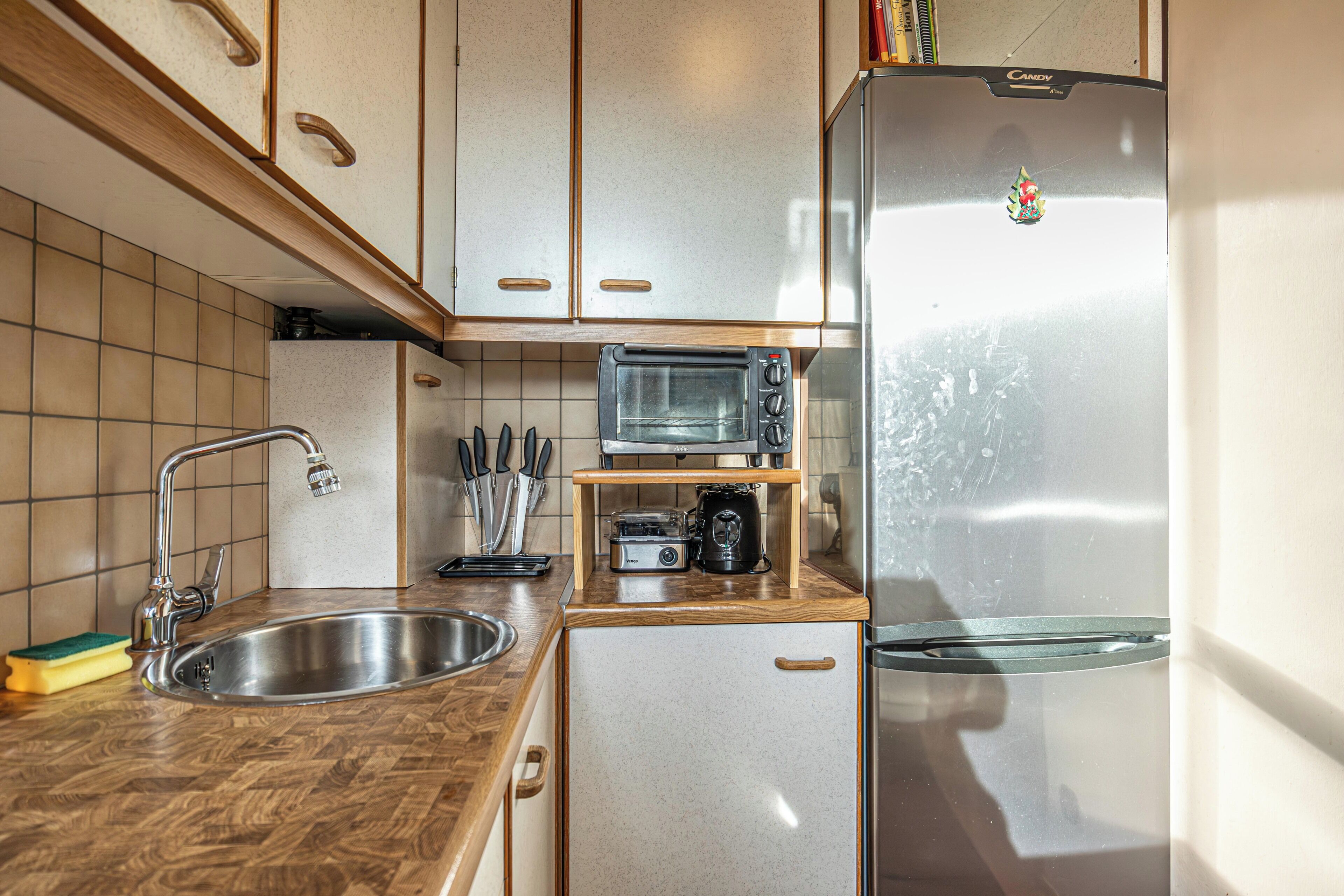 Basic Apartment | Private kitchen | Fridge, oven, stovetop, cookware/dishes/utensils