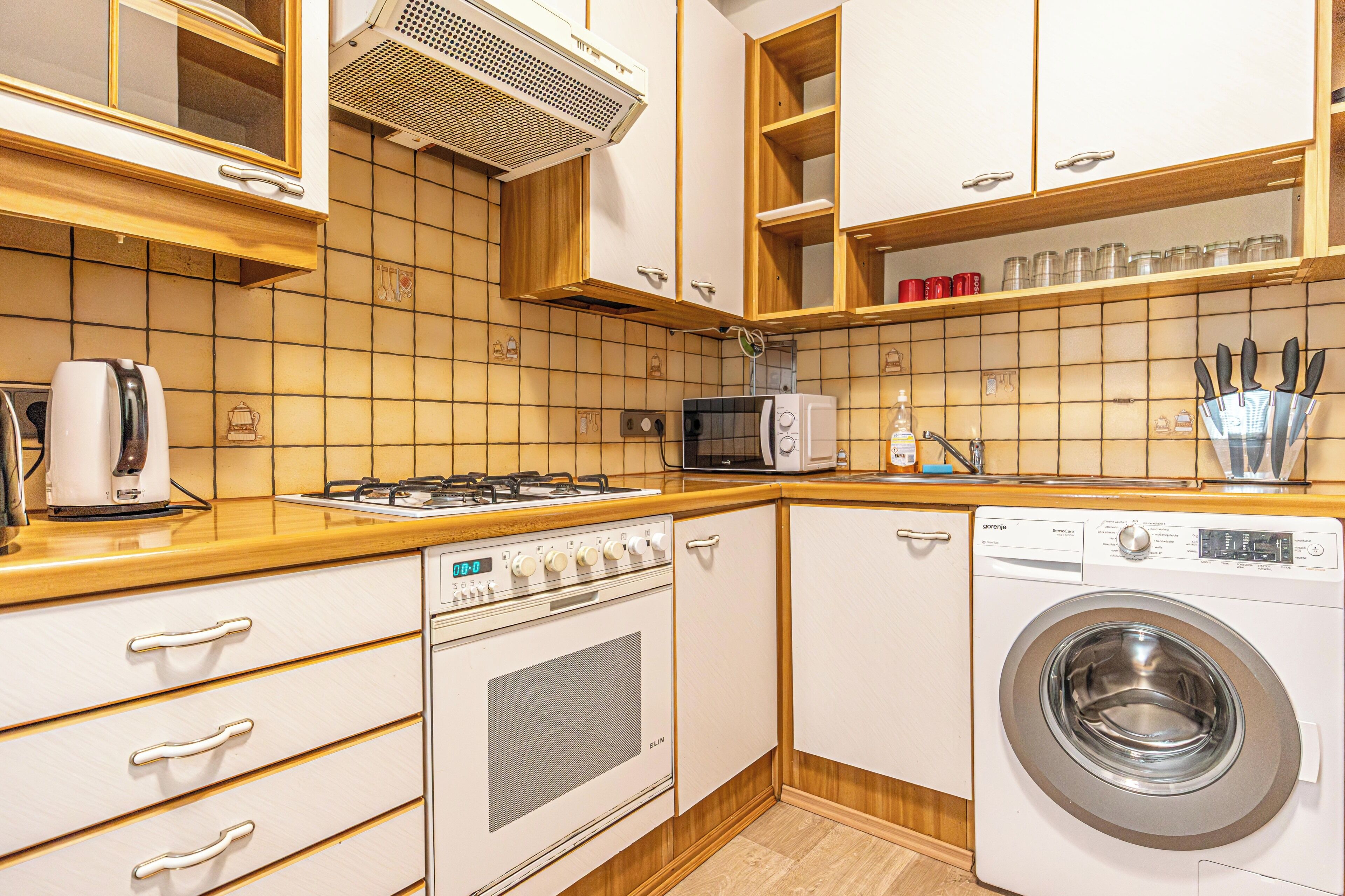 ベーシック アパートメント | 専用キッチン | 冷蔵庫、オーブン、コンロ、調理器具と食器