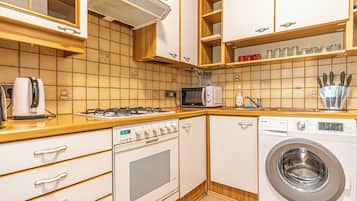 Basic Apartment | Private kitchen | Fridge, oven, stovetop, cookware/dishes/utensils