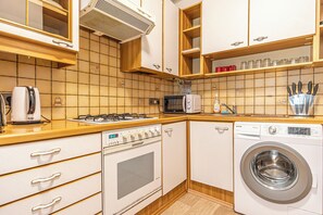 Căn hộ cơ bản | Bếp riêng | Tủ lạnh, lò nướng, bếp nấu, dụng cụ nấu nướng/bát dĩa/dao nĩa 