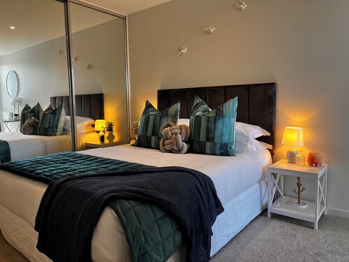 Hidden Gem on Neerim Road, Carnegie 2BR