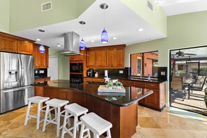 Fridge, microwave, oven, stovetop - Seaside Villa Pura Vida - South-facing, heated pool, gulf access, up to 8 people (Cape Coral)
