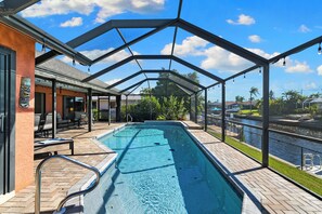 Outdoor pool, a heated pool - Seaside Villa Pura Vida - South-facing, heated pool, gulf access, up to 8 people (Cape Coral)