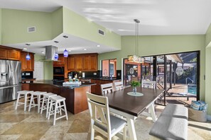 Dining - Seaside Villa Pura Vida - South-facing, heated pool, gulf access, up to 8 people (Cape Coral)