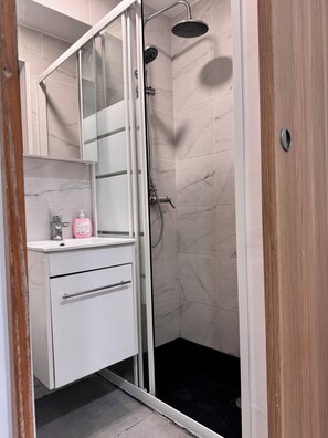 Shower, hair dryer, towels, soap - Refined 1-Bed Othonos Flat in Walled Nicosia Near Culture,Unis & Modern Sights (Nicosia)