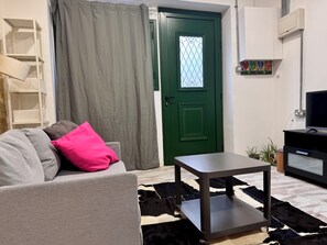 Smart TV - Refined 1-Bed Othonos Flat in Walled Nicosia Near Culture,Unis & Modern Sights (Nicosia)