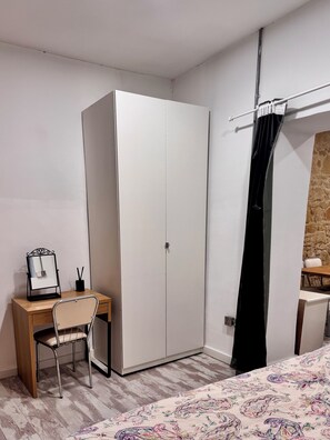 1 bedroom, free WiFi, bed sheets - Refined 1-Bed Othonos Flat in Walled Nicosia Near Culture,Unis & Modern Sights (Nicosia)